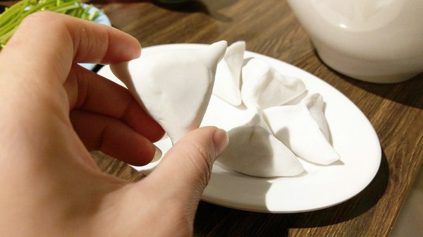 食藝石頭火鍋：食藝石頭火鍋-科博館附近超平價石頭火鍋  湯頭夠鮮夠美味  食材自取超方便   躲在巷弄內的好味道  趁最近天冷冷趕快衝