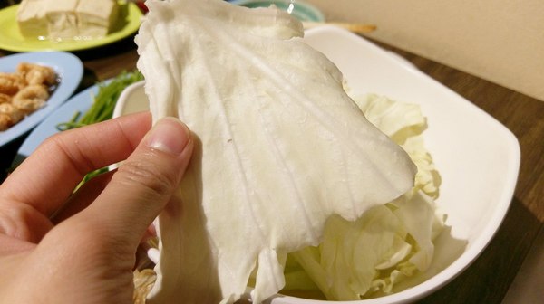 食藝石頭火鍋：食藝石頭火鍋-科博館附近超平價石頭火鍋  湯頭夠鮮夠美味  食材自取超方便   躲在巷弄內的好味道  趁最近天冷冷趕快衝