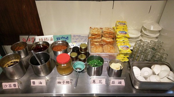 食藝石頭火鍋：食藝石頭火鍋-科博館附近超平價石頭火鍋  湯頭夠鮮夠美味  食材自取超方便   躲在巷弄內的好味道  趁最近天冷冷趕快衝