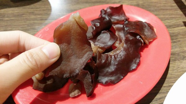 食藝石頭火鍋：食藝石頭火鍋-科博館附近超平價石頭火鍋  湯頭夠鮮夠美味  食材自取超方便   躲在巷弄內的好味道  趁最近天冷冷趕快衝