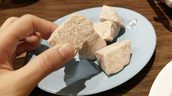 食藝石頭火鍋：食藝石頭火鍋-科博館附近超平價石頭火鍋  湯頭夠鮮夠美味  食材自取超方便   躲在巷弄內的好味道  趁最近天冷冷趕快衝