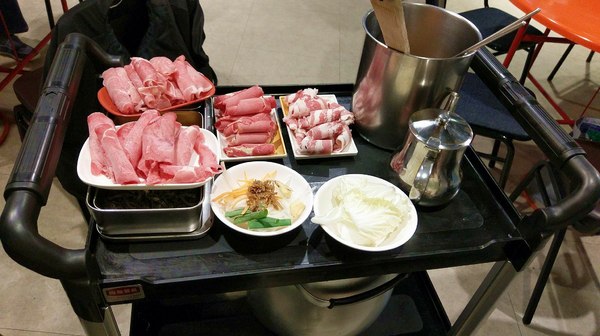 食藝石頭火鍋：食藝石頭火鍋-科博館附近超平價石頭火鍋  湯頭夠鮮夠美味  食材自取超方便   躲在巷弄內的好味道  趁最近天冷冷趕快衝