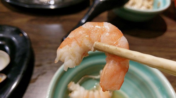 食藝石頭火鍋：食藝石頭火鍋-科博館附近超平價石頭火鍋  湯頭夠鮮夠美味  食材自取超方便   躲在巷弄內的好味道  趁最近天冷冷趕快衝