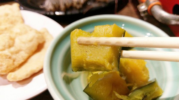 食藝石頭火鍋：食藝石頭火鍋-科博館附近超平價石頭火鍋  湯頭夠鮮夠美味  食材自取超方便   躲在巷弄內的好味道  趁最近天冷冷趕快衝