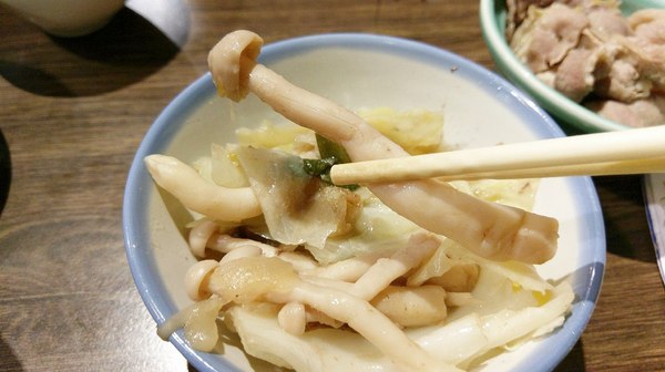 食藝石頭火鍋：食藝石頭火鍋-科博館附近超平價石頭火鍋  湯頭夠鮮夠美味  食材自取超方便   躲在巷弄內的好味道  趁最近天冷冷趕快衝