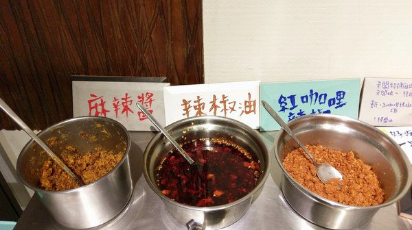 食藝石頭火鍋：食藝石頭火鍋-科博館附近超平價石頭火鍋  湯頭夠鮮夠美味  食材自取超方便   躲在巷弄內的好味道  趁最近天冷冷趕快衝