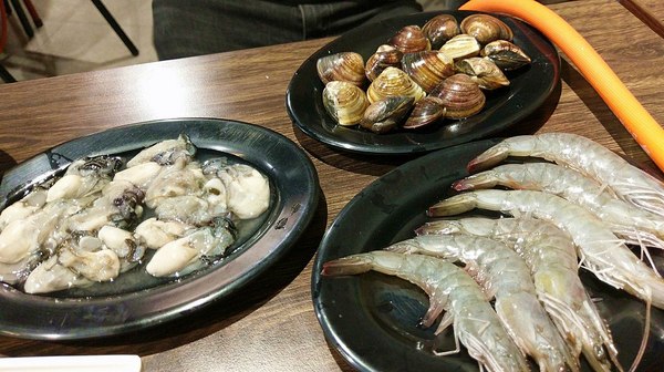 食藝石頭火鍋：食藝石頭火鍋-科博館附近超平價石頭火鍋  湯頭夠鮮夠美味  食材自取超方便   躲在巷弄內的好味道  趁最近天冷冷趕快衝