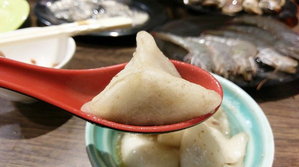 食藝石頭火鍋：食藝石頭火鍋-科博館附近超平價石頭火鍋  湯頭夠鮮夠美味  食材自取超方便   躲在巷弄內的好味道  趁最近天冷冷趕快衝