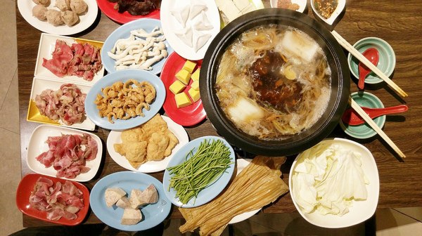 食藝石頭火鍋：食藝石頭火鍋-科博館附近超平價石頭火鍋  湯頭夠鮮夠美味  食材自取超方便   躲在巷弄內的好味道  趁最近天冷冷趕快衝