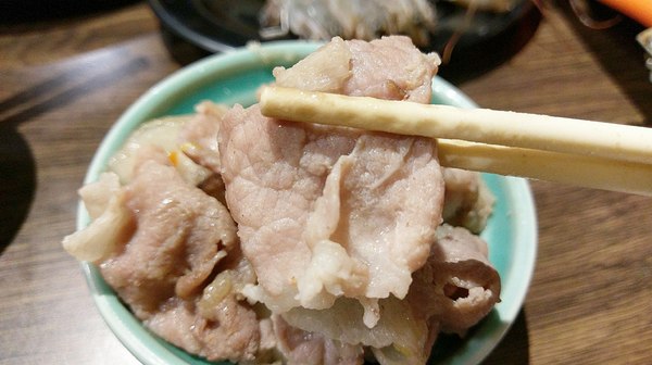 食藝石頭火鍋：食藝石頭火鍋-科博館附近超平價石頭火鍋  湯頭夠鮮夠美味  食材自取超方便   躲在巷弄內的好味道  趁最近天冷冷趕快衝