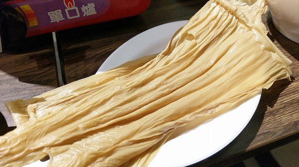 食藝石頭火鍋：食藝石頭火鍋-科博館附近超平價石頭火鍋  湯頭夠鮮夠美味  食材自取超方便   躲在巷弄內的好味道  趁最近天冷冷趕快衝