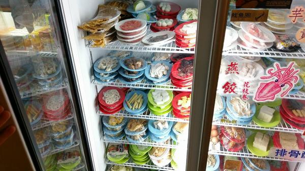 食藝石頭火鍋：食藝石頭火鍋-科博館附近超平價石頭火鍋  湯頭夠鮮夠美味  食材自取超方便   躲在巷弄內的好味道  趁最近天冷冷趕快衝