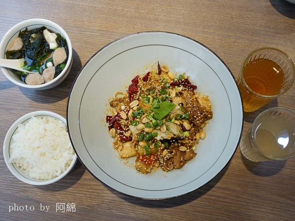 口太麻辣香鍋創始店：【桃園食記】口太麻辣香鍋創始店 乾式麻辣鍋 一麻一辣的紅色誘惑
