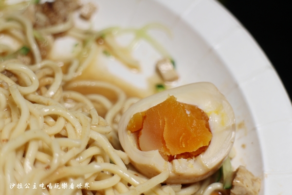 老陳涼麵：板橋新開幕超人氣深夜食堂『老陳涼麵』炸醬+麻醬/捷運府中站/板橋宵夜/慶裕鐘錶門口