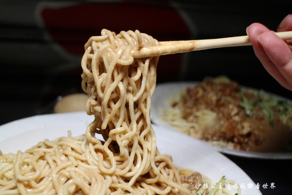 老陳涼麵：板橋新開幕超人氣深夜食堂『老陳涼麵』炸醬+麻醬/捷運府中站/板橋宵夜/慶裕鐘錶門口