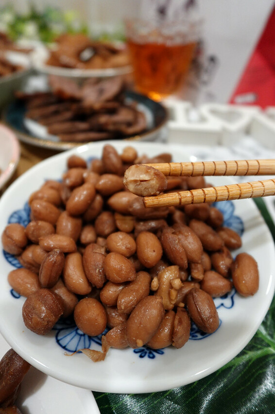 彰化縣員林市彰化縣員林市一再回購的宅配滷味-黑竹園雞腳凍，宵夜點心加菜都超方便，懶人最愛一開即食的好吃冷滷味