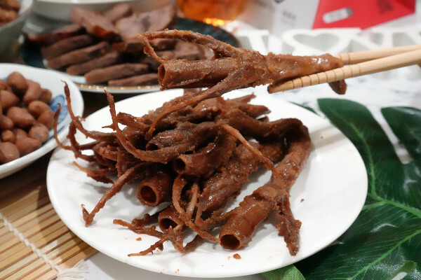 彰化縣員林市彰化縣員林市一再回購的宅配滷味-黑竹園雞腳凍，宵夜點心加菜都超方便，懶人最愛一開即食的好吃冷滷味