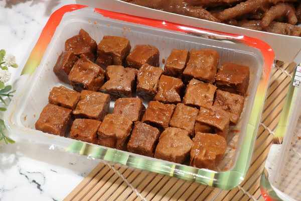 彰化縣員林市彰化縣員林市一再回購的宅配滷味-黑竹園雞腳凍，宵夜點心加菜都超方便，懶人最愛一開即食的好吃冷滷味