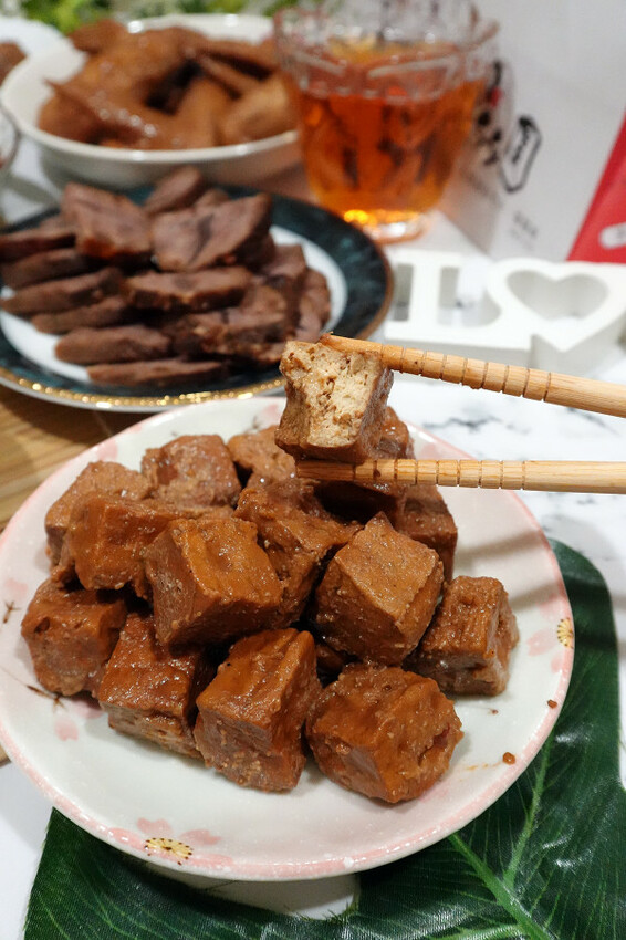 彰化縣員林市彰化縣員林市一再回購的宅配滷味-黑竹園雞腳凍，宵夜點心加菜都超方便，懶人最愛一開即食的好吃冷滷味