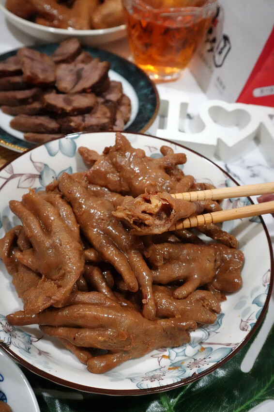 彰化縣員林市彰化縣員林市一再回購的宅配滷味-黑竹園雞腳凍，宵夜點心加菜都超方便，懶人最愛一開即食的好吃冷滷味