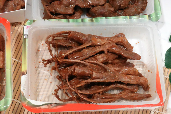 彰化縣員林市彰化縣員林市一再回購的宅配滷味-黑竹園雞腳凍，宵夜點心加菜都超方便，懶人最愛一開即食的好吃冷滷味
