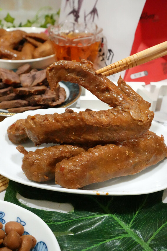 彰化縣員林市彰化縣員林市一再回購的宅配滷味-黑竹園雞腳凍，宵夜點心加菜都超方便，懶人最愛一開即食的好吃冷滷味