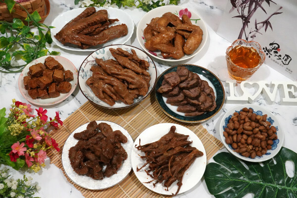 彰化縣員林市彰化縣員林市一再回購的宅配滷味-黑竹園雞腳凍，宵夜點心加菜都超方便，懶人最愛一開即食的好吃冷滷味