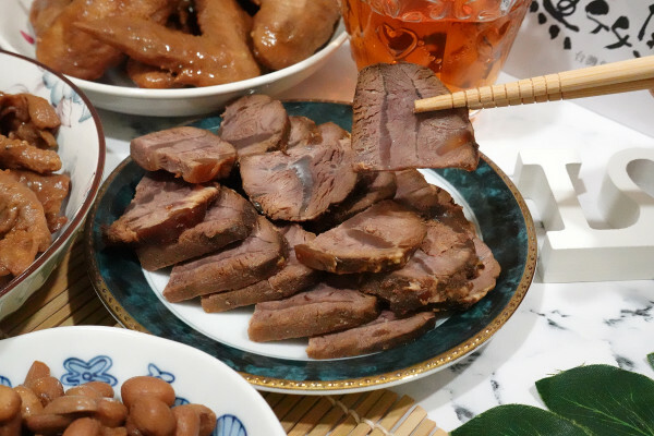 彰化縣員林市彰化縣員林市一再回購的宅配滷味-黑竹園雞腳凍，宵夜點心加菜都超方便，懶人最愛一開即食的好吃冷滷味