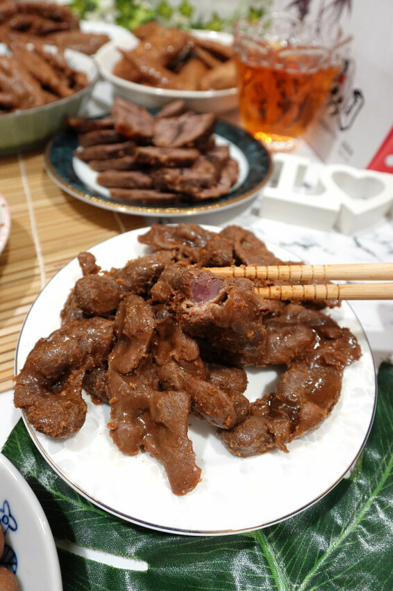 彰化縣員林市彰化縣員林市一再回購的宅配滷味-黑竹園雞腳凍，宵夜點心加菜都超方便，懶人最愛一開即食的好吃冷滷味