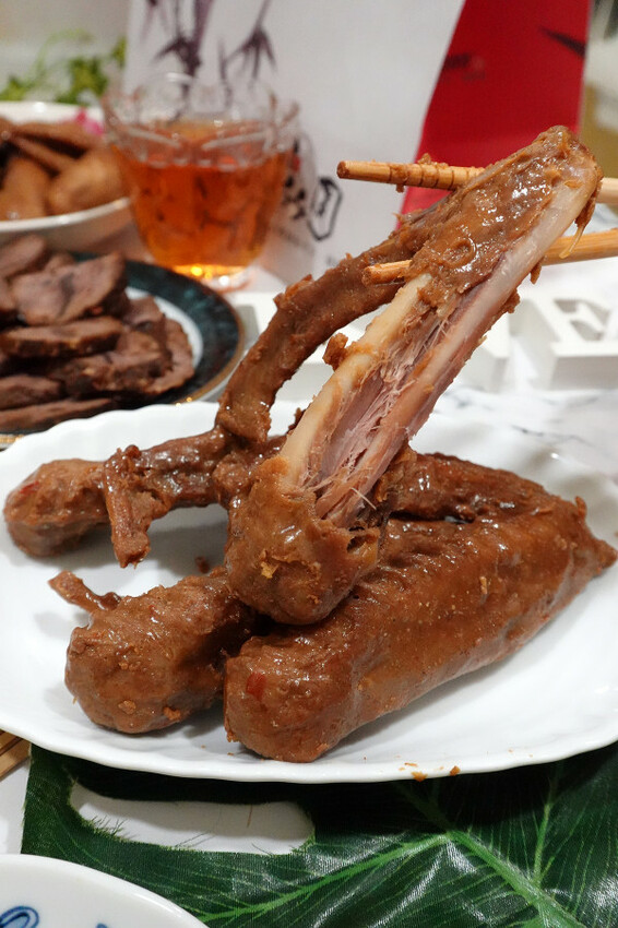 彰化縣員林市彰化縣員林市一再回購的宅配滷味-黑竹園雞腳凍，宵夜點心加菜都超方便，懶人最愛一開即食的好吃冷滷味