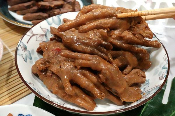 彰化縣員林市彰化縣員林市一再回購的宅配滷味-黑竹園雞腳凍，宵夜點心加菜都超方便，懶人最愛一開即食的好吃冷滷味