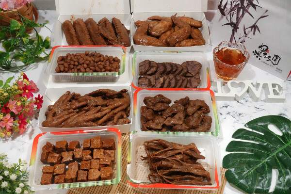 彰化縣員林市彰化縣員林市一再回購的宅配滷味-黑竹園雞腳凍，宵夜點心加菜都超方便，懶人最愛一開即食的好吃冷滷味
