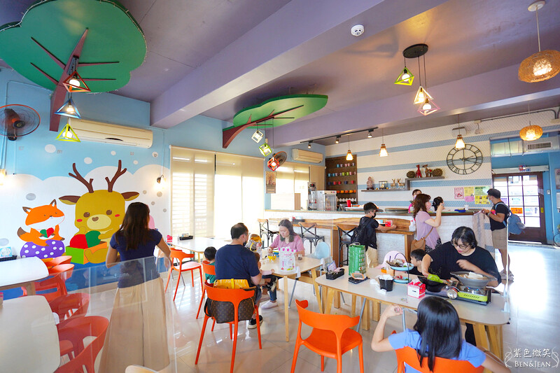 宜蘭礁溪親子餐廳推薦！水鹿咖啡親子館餵水鹿 玩溜滑梯，宜蘭親子旅遊。