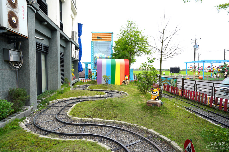 宜蘭礁溪親子餐廳推薦！水鹿咖啡親子館餵水鹿 玩溜滑梯，宜蘭親子旅遊。