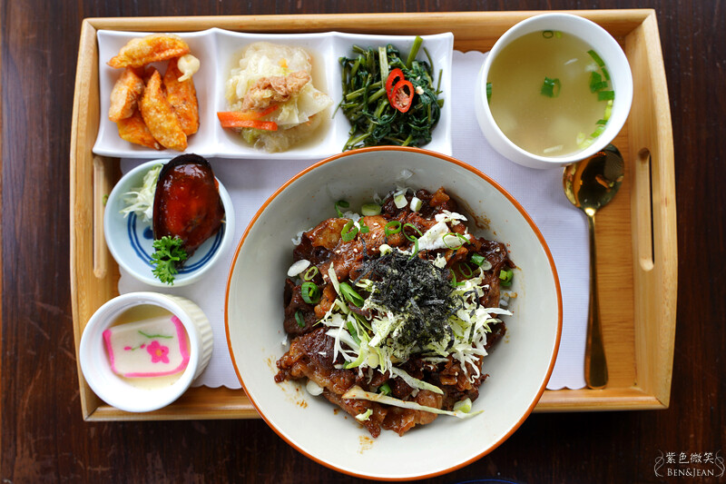 宜蘭礁溪親子餐廳推薦！水鹿咖啡親子館餵水鹿 玩溜滑梯，宜蘭親子旅遊。