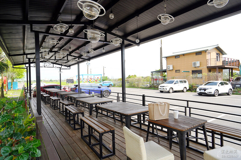 宜蘭礁溪親子餐廳推薦！水鹿咖啡親子館餵水鹿 玩溜滑梯，宜蘭親子旅遊。