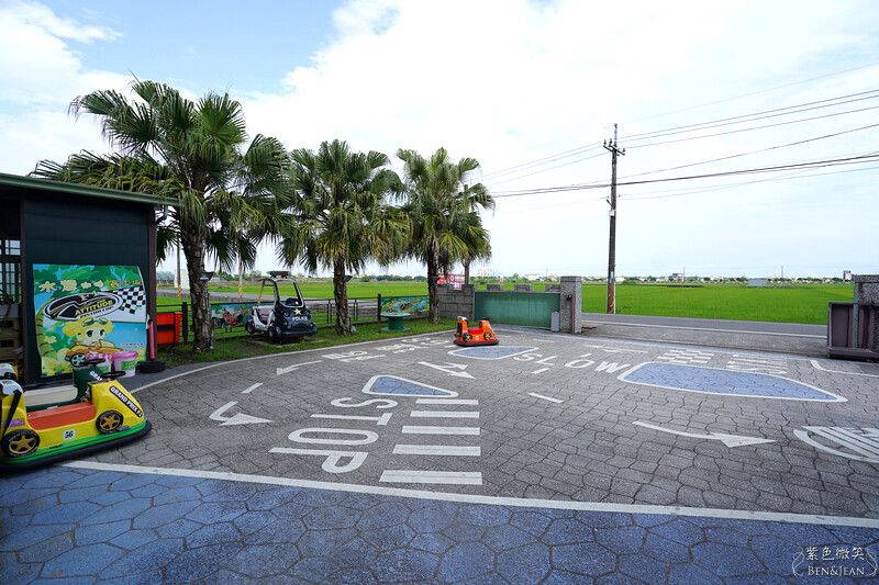 宜蘭礁溪親子餐廳推薦！水鹿咖啡親子館餵水鹿 玩溜滑梯，宜蘭親子旅遊。
