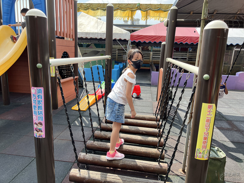 宜蘭礁溪親子餐廳推薦！水鹿咖啡親子館餵水鹿 玩溜滑梯，宜蘭親子旅遊。