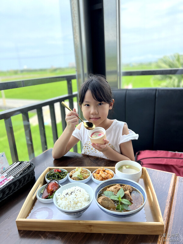 宜蘭礁溪親子餐廳推薦！水鹿咖啡親子館餵水鹿 玩溜滑梯，宜蘭親子旅遊。