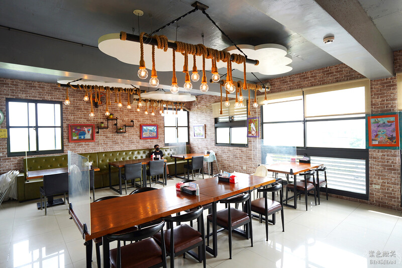 宜蘭礁溪親子餐廳推薦！水鹿咖啡親子館餵水鹿 玩溜滑梯，宜蘭親子旅遊。