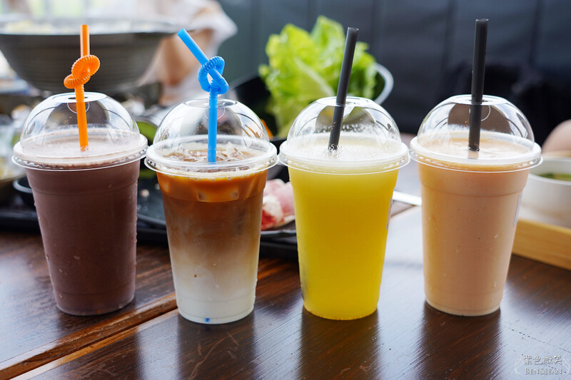 宜蘭礁溪親子餐廳推薦！水鹿咖啡親子館餵水鹿 玩溜滑梯，宜蘭親子旅遊。