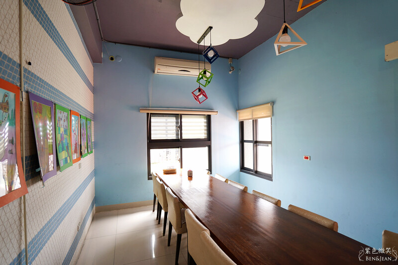 宜蘭礁溪親子餐廳推薦！水鹿咖啡親子館餵水鹿 玩溜滑梯，宜蘭親子旅遊。