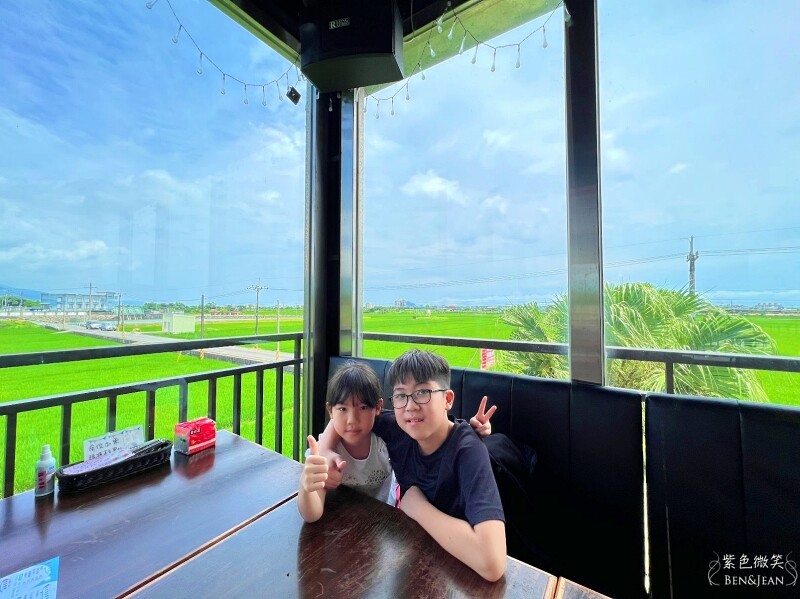 宜蘭礁溪親子餐廳推薦！水鹿咖啡親子館餵水鹿 玩溜滑梯，宜蘭親子旅遊。