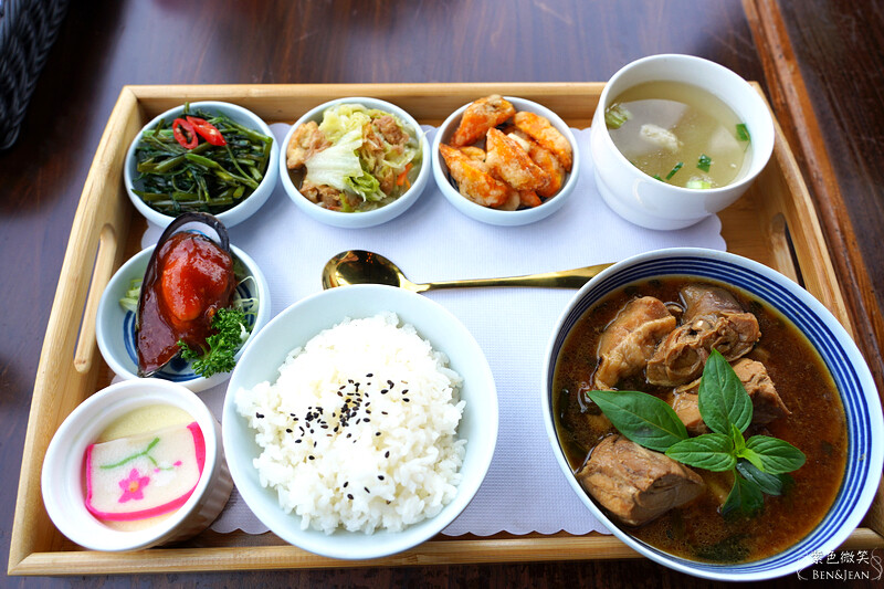 宜蘭礁溪親子餐廳推薦！水鹿咖啡親子館餵水鹿 玩溜滑梯，宜蘭親子旅遊。