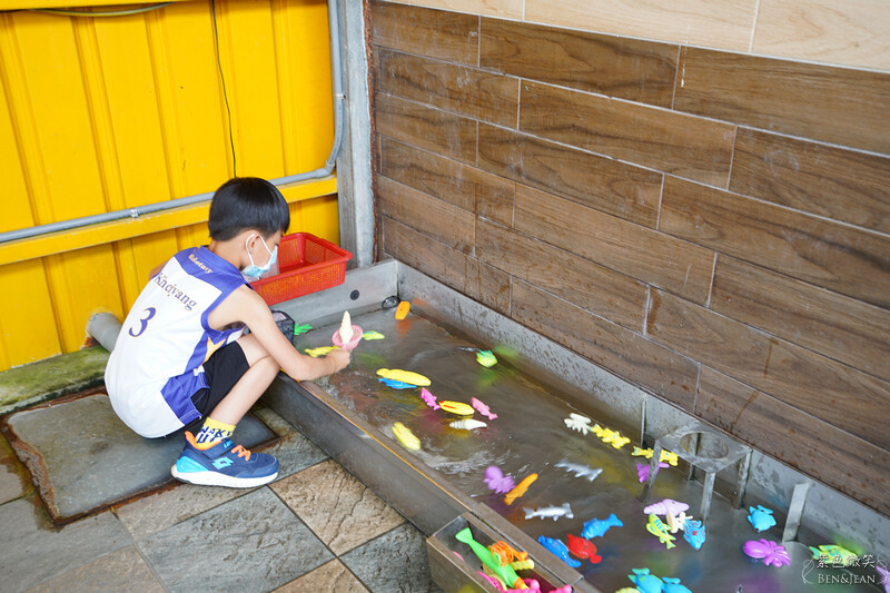 宜蘭礁溪親子餐廳推薦！水鹿咖啡親子館餵水鹿 玩溜滑梯，宜蘭親子旅遊。