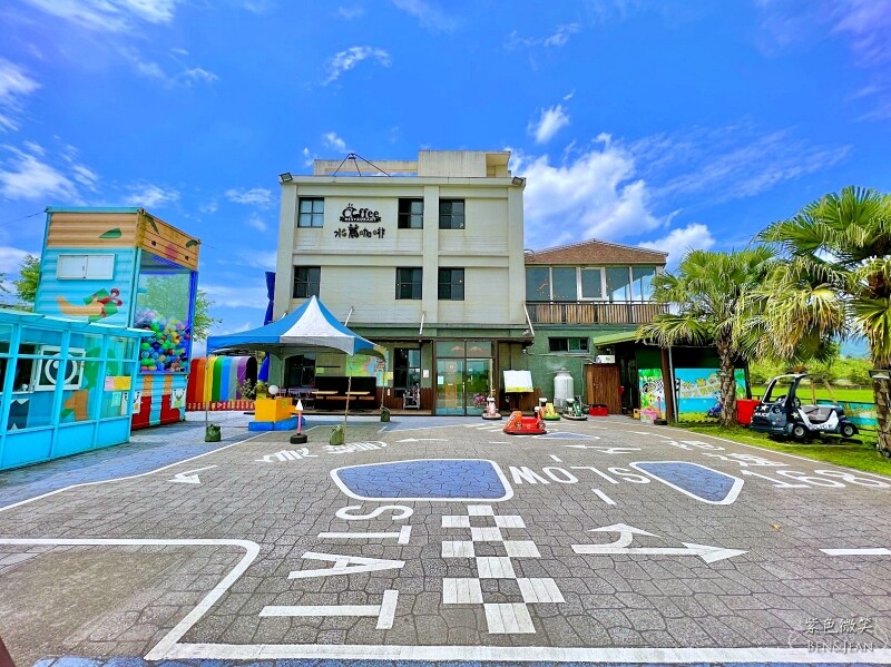 宜蘭礁溪親子餐廳推薦！水鹿咖啡親子館餵水鹿 玩溜滑梯，宜蘭親子旅遊。