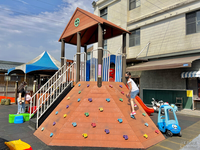 宜蘭礁溪親子餐廳推薦！水鹿咖啡親子館餵水鹿 玩溜滑梯，宜蘭親子旅遊。