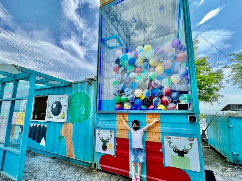 宜蘭礁溪親子餐廳推薦！水鹿咖啡親子館餵水鹿 玩溜滑梯，宜蘭親子旅遊。