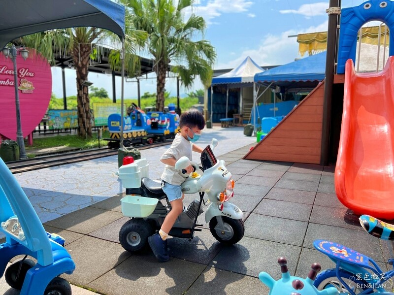 宜蘭礁溪親子餐廳推薦！水鹿咖啡親子館餵水鹿 玩溜滑梯，宜蘭親子旅遊。