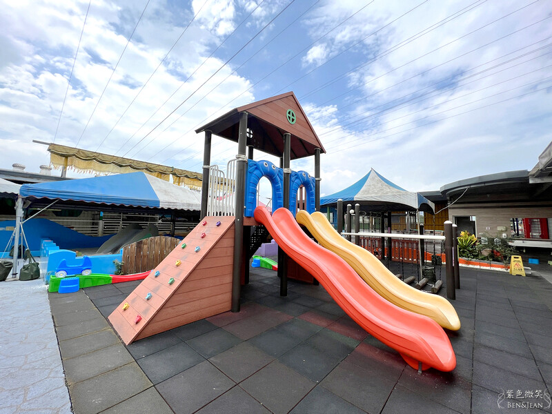 宜蘭礁溪親子餐廳推薦！水鹿咖啡親子館餵水鹿 玩溜滑梯，宜蘭親子旅遊。